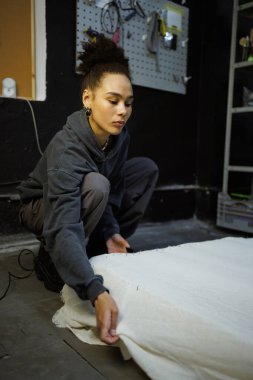 Afrikalı Amerikalı zanaatkar çerçeveye halı bezi çekiyor