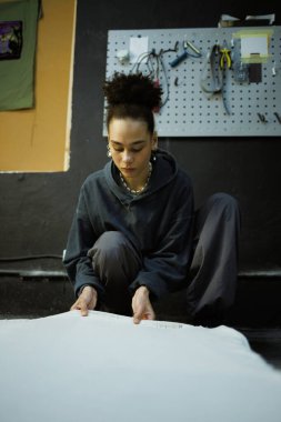 Afrikalı Amerikalı zanaatkar çerçeveye halı bezi çekiyor 