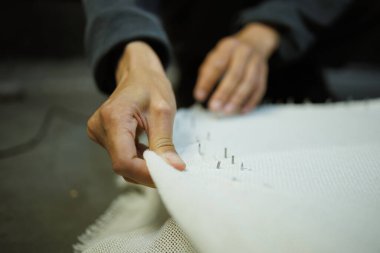 Çerçeveye halı nakışının bir parçası