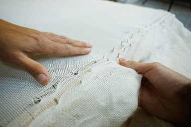 Çerçeveye halı döşeyen zanaatkar kadını kapatın.