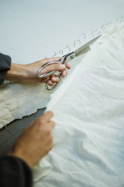 Halıyı keserken tuvali kesen bir zanaatkar resmi.