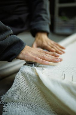 Atölyede halı için çerçeve yapan zanaatkar kadını kapatın.