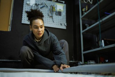 Afrikalı Amerikalı zanaatkar kadın halı için çerçeve yapıyor. 