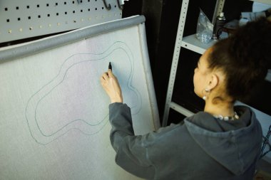 Afrikalı Amerikalı zanaatkar atölyede branda işaretliyor.