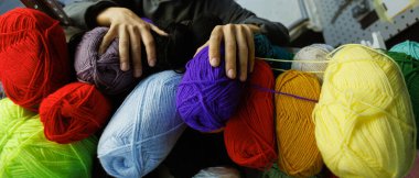Atölyedeki akrilik iplikleri seçen zanaatkâr bayrağı