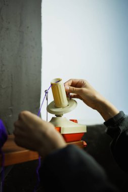 Atölyede esneyen top camcısını kullanan bir zanaatkar.