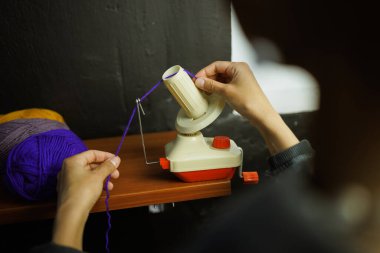 Esnaf atölyede top cambazını iplik olarak kullanıyor.