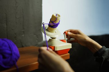 Zanaatkar kadın top camında yuvarlanan ipliklerden biri.