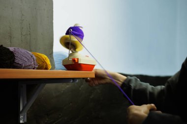 Zanaatkar kadının hareket bulanıklığı top camında yuvarlanıyor 