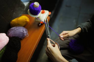 Top Winder 'da iplik kesen ustabaşının kırpılmış görüntüsü