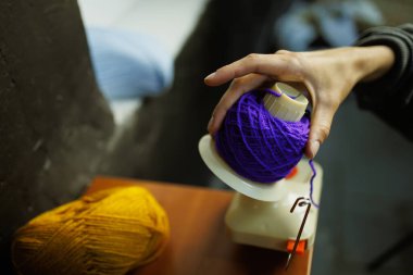 Top Winder 'dan iplik alan zanaatkar bir kadın. 