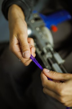 Halı çekme makinesinin yanında iplik tutan zanaatkar kadının en üst görüntüsü