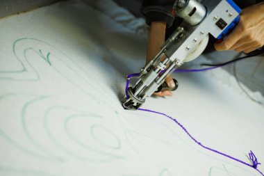 Kadının halıyı tükürük tabancasıyla yarattığının en üst görüntüsü 