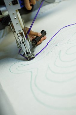 Tüfekle halı yapan zanaatkar kadına yaklaş.