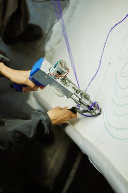 Zanaatkar kadının halıyı çekerken ki görüntüsü. 