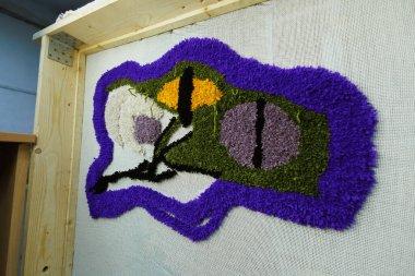 Atölyede halı dokuma işlemi