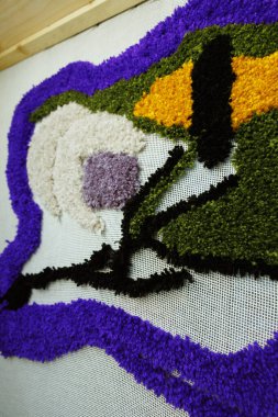 Atölyede halı dokuma işlemi