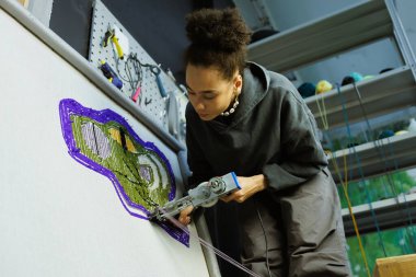 Afrikalı Amerikalı bir zanaatkar halı yapıyor.