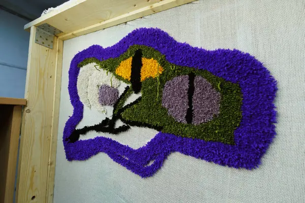 Atölyede halı dokuma işlemi