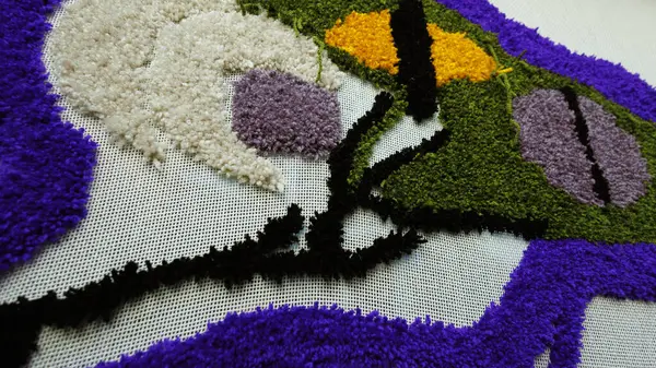 Atölyede halı dokuma işlemi