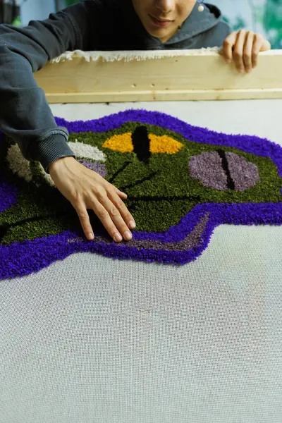 Afrikalı Amerikalı bir zanaatkar el yapımı halıyı kontrol ediyor. 