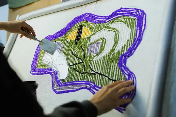 Yapıştırıcıyla halıyı düzeltirken çekilmiş bir resim.