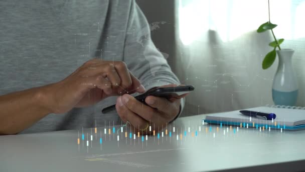 Hombre Que Usa Teléfono Inteligente Para Conectarse Holograma Datos Computación — Vídeo de stock