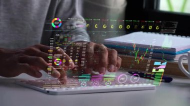 Borsa takasını analiz etmek için dijital tablet kullanan bir adam. İş veri numarası fütürist hologram arkaplanı.