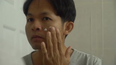 Asyalı adam banyo odasında kendine iyi bak..