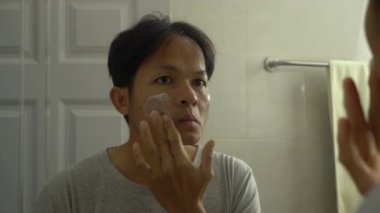 Asyalı adam banyo odasında kendine iyi bak..