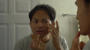 Asyalı adam banyo odasında kendine iyi bak..