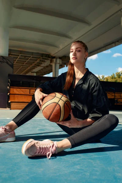 Linda Joven Posando Con Una Pelota Baloncesto Parque — Foto de Stock
