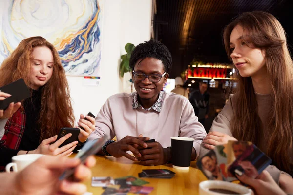 Monte Jovens Meninas Caras Café Conversando Divertindo Tirando Selfies Conversando — Fotografia de Stock