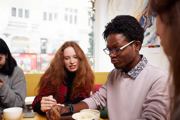Афроамериканский Подросток Очках Разговаривает Смартфону Пьет Кофе Портрет Африканского Американского — стоковое фото