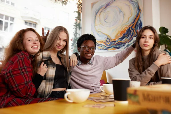 Uma Empresa Multinacional Jovens Beber Café Jogar Jogos Olhar Para — Fotografia de Stock