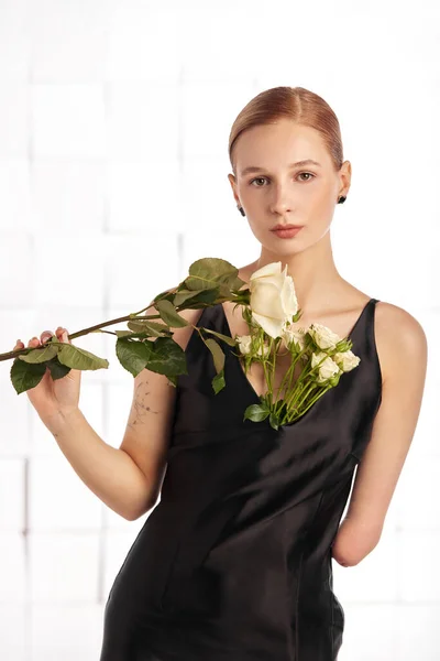Hermosa Joven Discapacitada Con Flores Mano Sosteniendo Una Flor Mujer —  Fotos de Stock