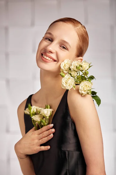 Mulher Deficiente Jovem Bonita Com Flores Mão Sorri Alegremente Segurando — Fotografia de Stock