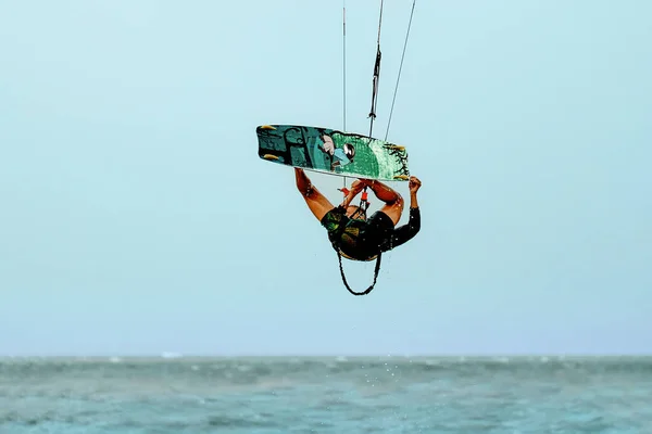 Giovane Kitesurfer Saltare Nel Cielo Sullo Spazio Copia Bordo — Foto Stock