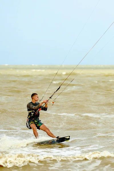 Young Man Kiteboarding Oder Kitesurfen Auf Den Wellen Extremsport — Stockfoto