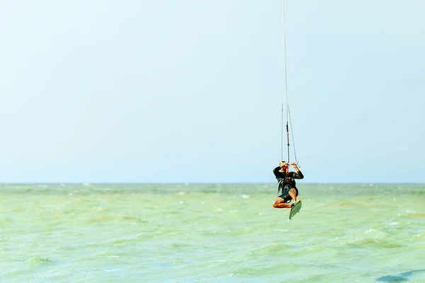 Joven Kitesurfer Saltando Cielo Espacio Copia Junta — Foto de Stock