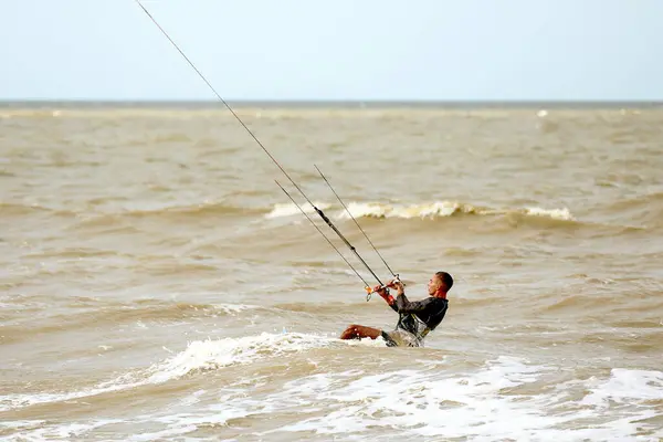 Young Man Kiteboarding Kitesurfing Waves Extreme Sport — Stockfoto