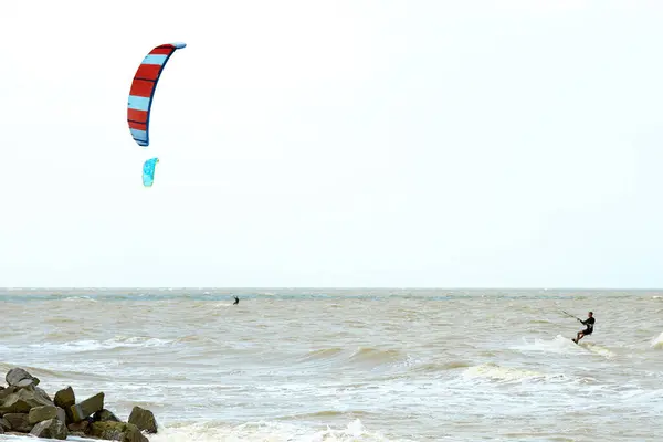 Joven Kiteboarder Monta Las Olas Mar Día Verano — Foto de Stock