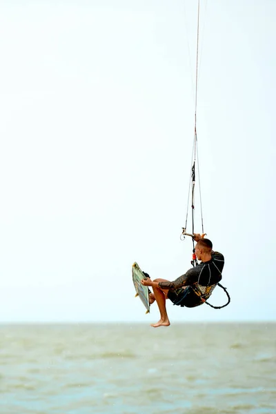 Joven Kitesurfer Saltando Cielo Espacio Copia Junta — Foto de Stock