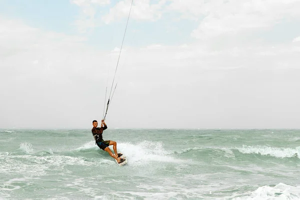 Kite Surfing Kite Surfing Man Preparing Make Jump Cutting Ocean — Foto Stock