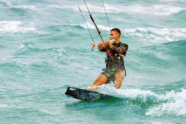 Ein Junger Kiteboarder Reitet Einem Sommertag Auf Den Wellen Ins — Stockfoto