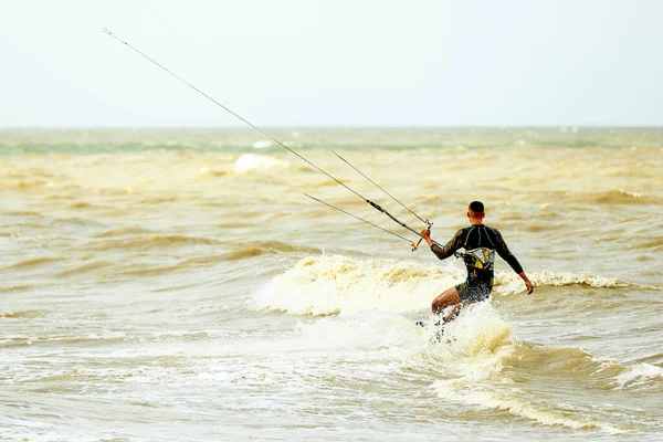 Ein Junger Kiteboarder Reitet Einem Sommertag Auf Den Wellen Ins — Stockfoto