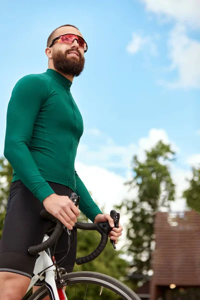 Joven Hombre Deportivo Sonriente Gafas Con Barba Pie Con Bicicleta — Foto de Stock