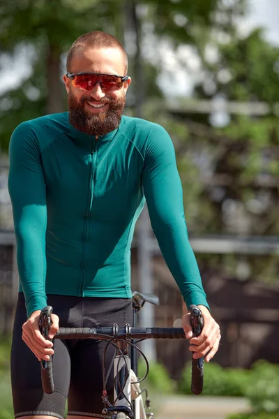 面带微笑 戴着眼镜 留着胡子的运动健将站在夏季公园里 有氧锻炼骑自行车 城市步行骑自行车 控制体重 — 图库照片