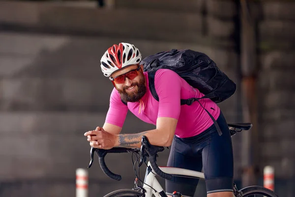 Ciclista Profesional Ropa Deportiva Casco Seguridad Gafas Está Preparando Para — Foto de Stock