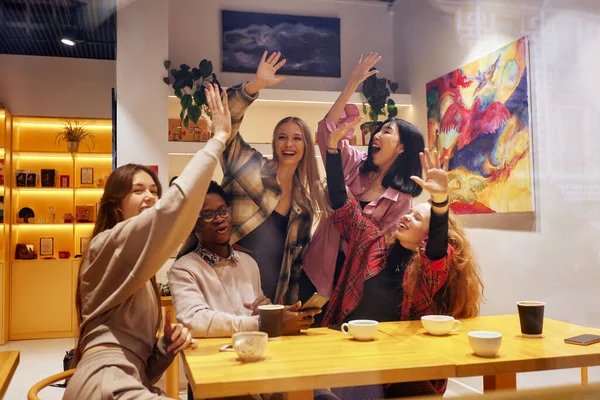 Компанія Молодих Людей Кафе Розважається Каву Весело Переглядає Соціальні Мережі — стокове фото